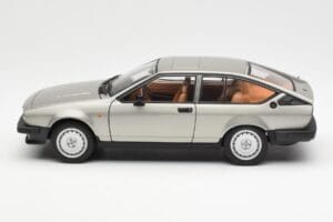 Alfa Romeo Alfetta GTV 2.0 Grau Metallic AUTOart 1:18 70147 Metall – Bild 4 von 8