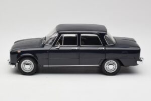 Alfa Romeo Giulia 1300 Blau Minichamps 1:18 180120905 Metall – Bild 4 von 8