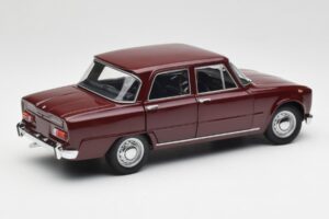 Alfa Romeo Giulia 1300 Dunkelrot Minichamps 1:18 180120906 Metall – Bild 3 von 8
