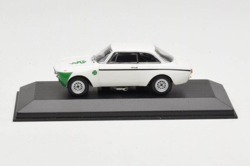 Alfa Romeo Giulia 1300 GTA Junior Weiss Minichamps 1:43 Alfa Romeo Giulia 1300 GTA Junior Weiss Minichamps 1:43 400120601 Metall