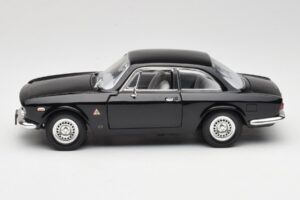 Alfa Romeo Giulia Sprint GTA Schwarz Road Signature 1:18 92348 Metall – Bild 4 von 8