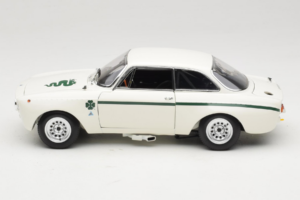 Alfa Romeo GTA 1300 Junior Weiss Minichamps 1:18 100120501 Metall – Bild 4 von 8
