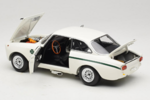 Alfa Romeo GTA 1300 Junior Weiss Minichamps 1:18 100120501 Metall – Bild 5 von 8