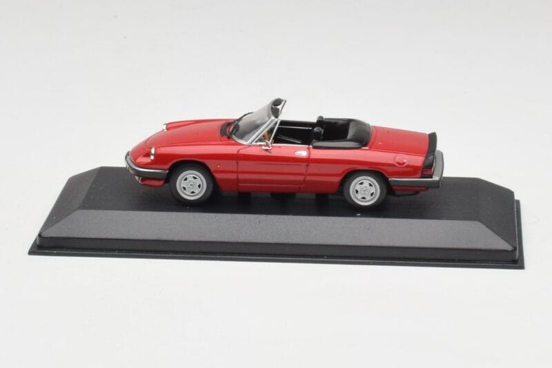 Alfa Romeo Spider 2000 Alfa Rot Minichamps 1:43 436120760 Metall
