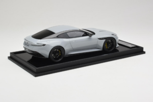 Aston Martin DB12 Nardo Gray MotorHelix 1:18 MH027NG Resin – Bild 3 von 7
