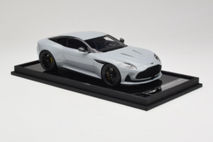 Aston Martin DB12 Nardo Gray MotorHelix 1:18 MH027NG Resin – Bild 4 von 7