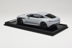 Aston Martin DB12 Nardo Gray MotorHelix 1:18 MH027NG Resin – Bild 5 von 7