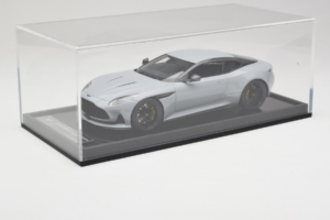 Aston Martin DB12 Nardo Gray MotorHelix 1:18 MH027NG Resin – Bild 6 von 7