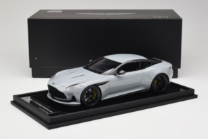 Aston Martin DB12 Nardo Gray MotorHelix 1:18 MH027NG Resin – Bild 7 von 7