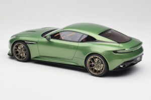 Aston Martin DB12 Grün GT Spirit 1:18 GT466 Resin – Bild 4 von 5