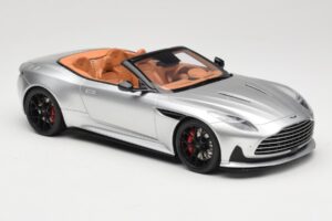 Aston Martin DB12 Volante Silber GT Spirit 1:18 GT945 Resin – Bild 4 von 6