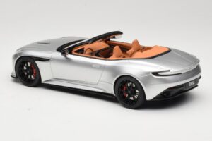 Aston Martin DB12 Volante Silber GT Spirit 1:18 GT945 Resin – Bild 5 von 6