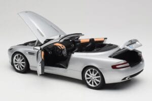 Aston Martin DB9 Volante Silber Minichamps 1:18 150137334 Metall – Bild 5 von 8