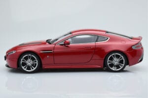 Aston Martin V12 Vantage Rot AUTOart 1:18 70208 Metall – Bild 4 von 8