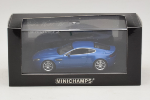 Aston Martin V8 Vantage Blue Metallic Minichamps 1:43 400137422 Metall – Bild 4 von 4