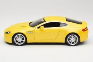 Aston Martin V8 Vantage Gelb Hot Wheels 1:18 G7159 Metall – Bild 4 von 8