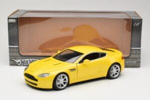 Aston Martin V8 Vantage Gelb Hot Wheels 1:18 G7159 Metall – Bild 8 von 8