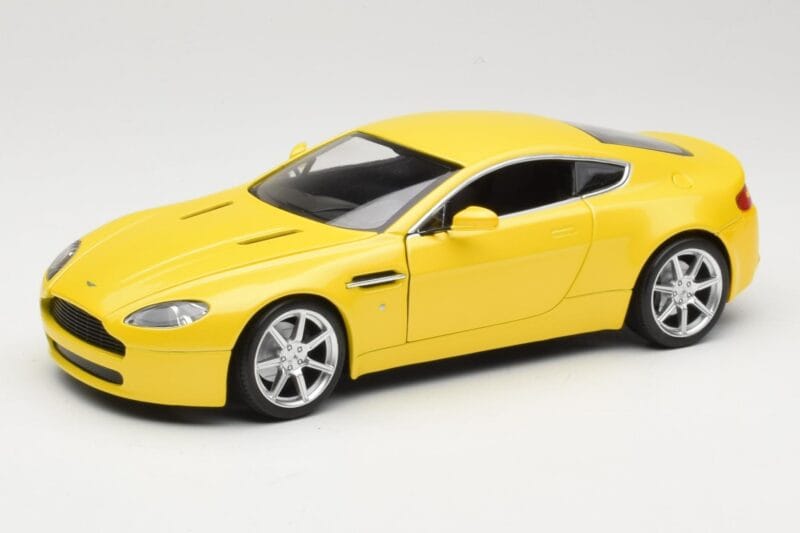 Aston Martin V8 Vantage Gelb Hot Wheels 1:18 G7159 Metall