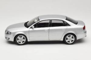 Audi A4 B7 Silber Minichamps 1:18 100014402 Metall – Bild 4 von 8