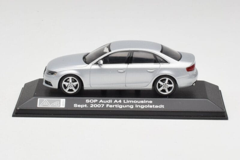 Audi A4 B8 3.2 Quattro Ice Silber Minichamps 1:43 5010704113 Metall