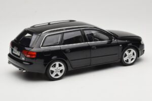 Audi A4 B8 Avant 3.2 Quattro Schwarz Minichamps 1:18 5010404225 Metall – Bild 3 von 8