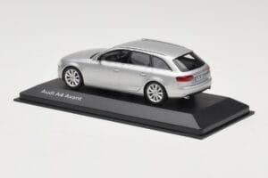 Audi A4 B8 Avant Ice Silver Minichamps 1:43 5011204213 Metall – Bild 3 von 4