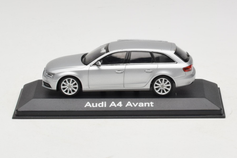 Audi A4 B8 Avant Ice Silver Minichamps 1:43 Audi A4 B8 Avant Ice Silver Minichamps 1:43 5011204213-R1 Metall