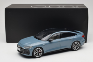 Audi A5L Sportback Graubläulich OEM 1:18 ZAM60004B Metall – Bild 8 von 8