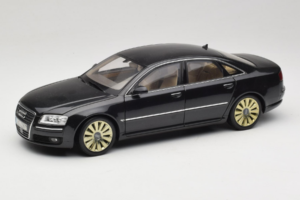 Audi A8 D3 W12 Schwarz Kyosho 1:18 5010508135 Metall