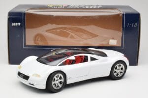 Audi Avus Quattro Alpine White Revell 1:18 08913 Metall – Bild 8 von 8