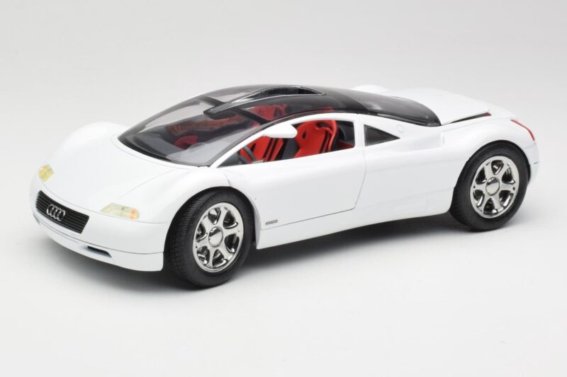 Audi Avus Quattro Alpine White Revell 1:18 08913 Metall