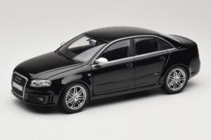 Audi RS4 B7 Sedan Phantom Black Minichamps 1:18 5010509115 Metall