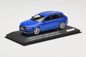Audi RS4 B8 Avant Nogaro Blue Weihnachts-Selektion 2014 Minichamps 1:43 AUDI003 Metall – Bild 2 von 4