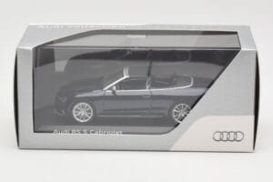 Audi RS5 B8 Cabriolet Estoril Blue Minichamps 1:43 5011215313 Metall – Bild 4 von 4
