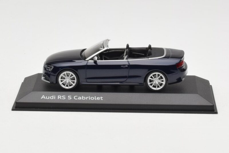 Audi RS5 B8 Cabriolet Estoril Blue Minichamps 1:43 Audi RS5 B8 Cabriolet Estoril Blue Minichamps 1:43 5011215313 Metall