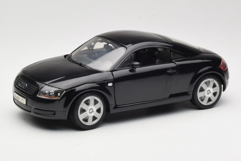 Audi TT 8N Schwarz Revell 1:18 08953 Metall