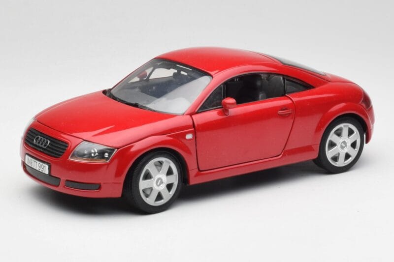 Audi TT 8N Coupe Rot Revell 1:18 89909092 Metall