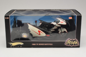 Batcycle & Sidecar Batman TV Series Hot Wheels 1:18 R0006 Metall – Bild 2 von 2