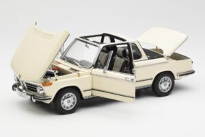 BMW 2002 Baur Cabriolet E10 Chamonix Weiss AUTOart 1:18 70532 Metall – Bild 2 von 8
