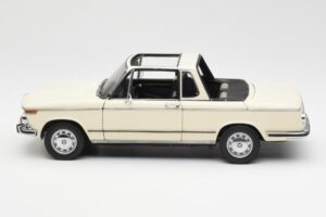 BMW 2002 Baur Cabriolet E10 Chamonix Weiss AUTOart 1:18 70532 Metall – Bild 4 von 8