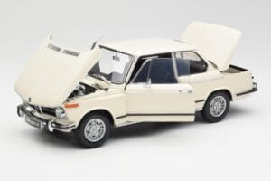 BMW 2002 Weiss Kyosho 1:18 08541W Metall – Bild 2 von 8