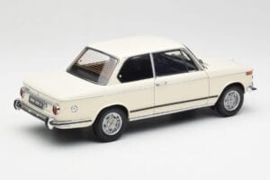 BMW 2002 Weiss Kyosho 1:18 08541W Metall – Bild 3 von 8