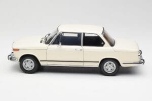 BMW 2002 Weiss Kyosho 1:18 08541W Metall – Bild 4 von 8
