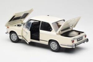 BMW 2002 Weiss Kyosho 1:18 08541W Metall – Bild 5 von 8