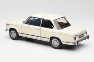 BMW 2002 Weiss Kyosho 1:18 08541W Metall – Bild 7 von 8