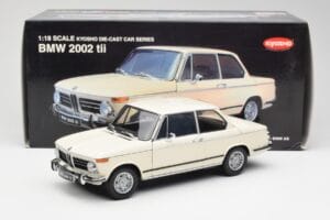 BMW 2002 Weiss Kyosho 1:18 08541W Metall – Bild 8 von 8