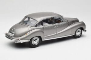BMW 502 2.6 Luxus Silver Beige Metallic AUTOart 1:18 70591 Metall – Bild 3 von 8