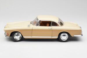 BMW 503 Beige Revell 1:18 8832 Metall – Bild 4 von 8