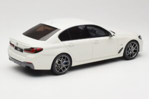 BMW 545e xDrive M-Sport G30 Weiss GT Spirit 1:18 GT496 Resin – Bild 2 von 6