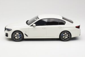 BMW 545e xDrive M-Sport G30 Weiss GT Spirit 1:18 GT496 Resin – Bild 3 von 6